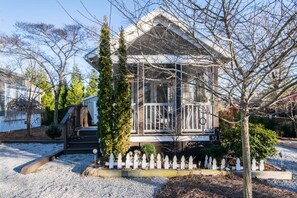 House - Gorgeous 1BR Tiny Home w Pool Bocce Free Tix (Flat Rock)