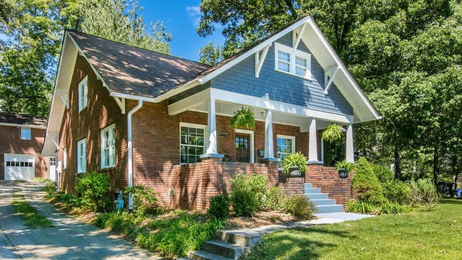 Roomy 5BR Bungalow w Backyard Close to Downtown