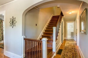 House - Roomy 5BR Bungalow w Backyard Close to Downtown (Hendersonville)