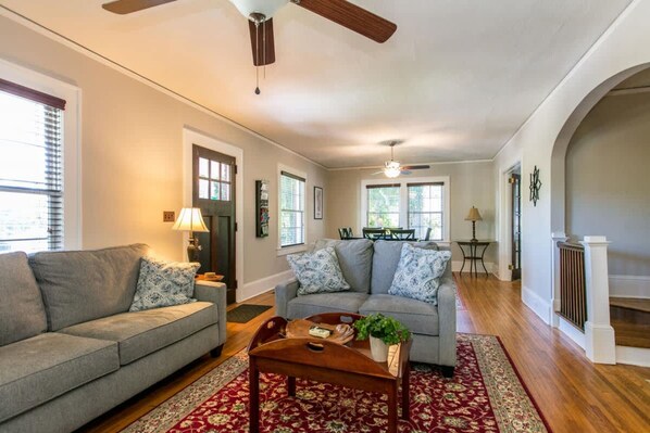 House - Roomy 5BR Bungalow w Backyard Close to Downtown (Hendersonville)