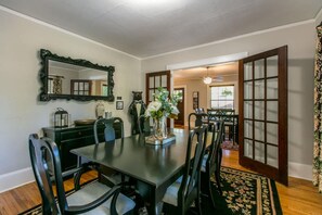 House - Roomy 5BR Bungalow w Backyard Close to Downtown (Hendersonville)