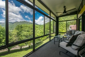 House | 3 bedrooms, Internet - Mountain View 3BR w Sunroom Close to Ski Trails (Maggie Valley)
