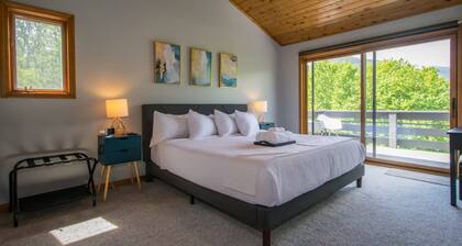 Mountain View 3BR w Sunroom Close to Ski Trails