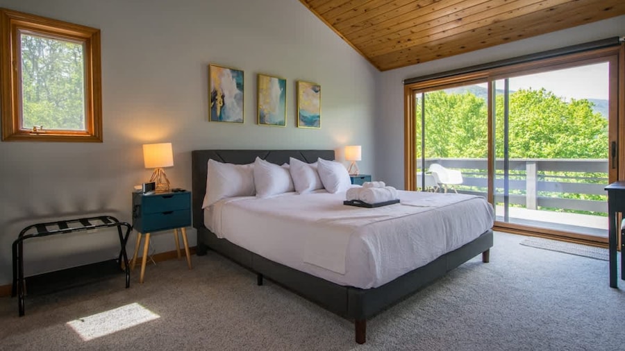 Mountain View 3BR w Sunroom Close to Ski Trails