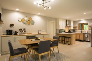 House | 3 bedrooms, Internet - Mountain View 3BR w Sunroom Close to Ski Trails (Maggie Valley)