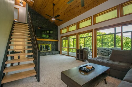 Mountain View 3BR w Sunroom Close to Ski Trails