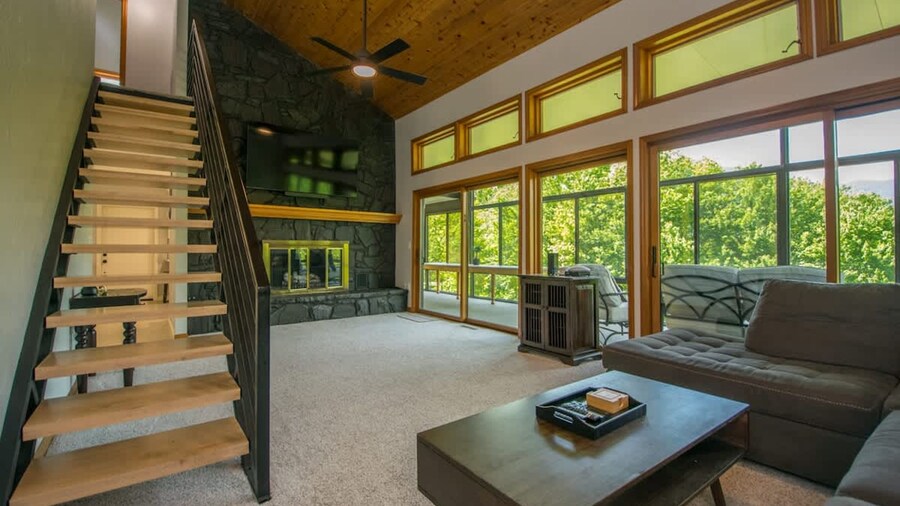 Mountain View 3BR w Sunroom Close to Ski Trails