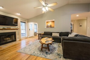 4 bedrooms, Internet - Spacious 4BR Retreat w Free Tix Fire Pit Grill (Asheville)