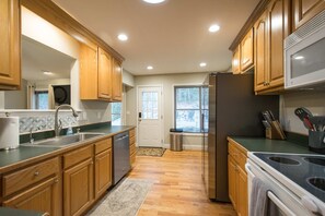 Room - Spacious 4BR Retreat w Free Tix Fire Pit Grill (Asheville)