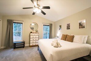 4 bedrooms, Internet - Spacious 4BR Retreat w Free Tix Fire Pit Grill (Asheville)