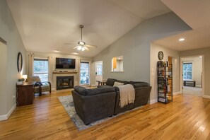 Room - Spacious 4BR Retreat w Free Tix Fire Pit Grill (Asheville)