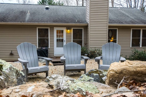 Spacious 4BR Retreat w Free Tix Fire Pit Grill