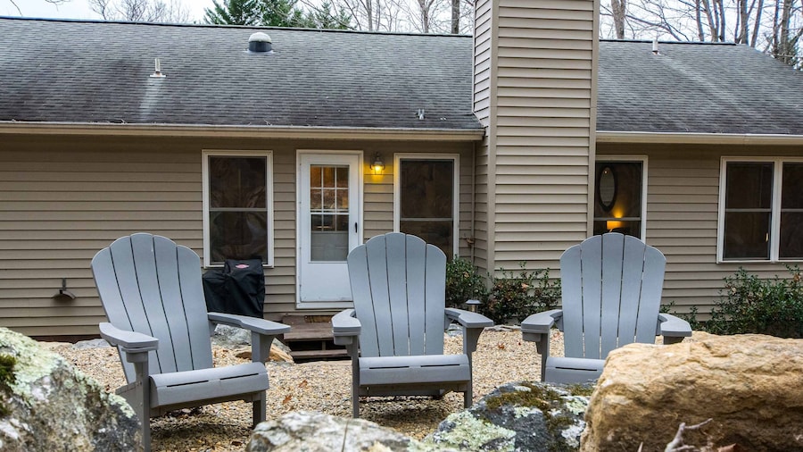 Spacious 4BR Retreat w Free Tix Fire Pit Grill