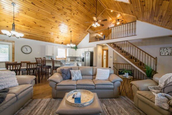 House - Rustic 4BR w Deck Firepit Darts Near Golf (Horse Shoe)