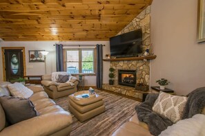 House | 4 bedrooms, Internet - Rustic 4BR w Deck Firepit Darts Near Golf (Horse Shoe)