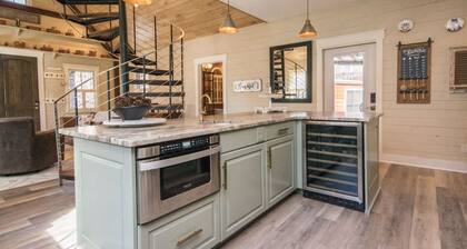 Rustic Awesome 4BR Lodge w Game Room Fire Pit