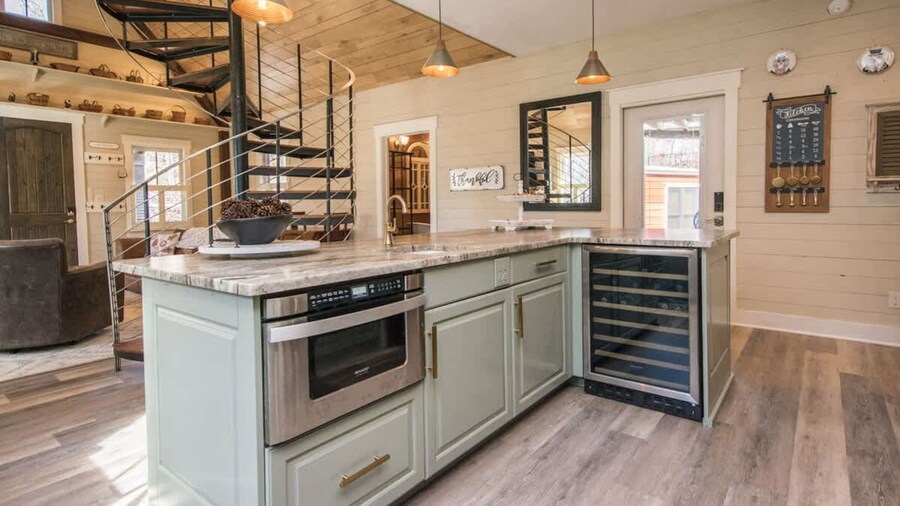 Rustic Awesome 4BR Lodge w Game Room Fire Pit