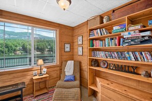 Apartment - Lakeside 4BR Mountain Views Firepit Game Room (Lake Lure)