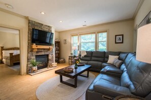 Apartment - Scenic 2BR Condo w Porch Pool Near Slope Trails (Maggie Valley)