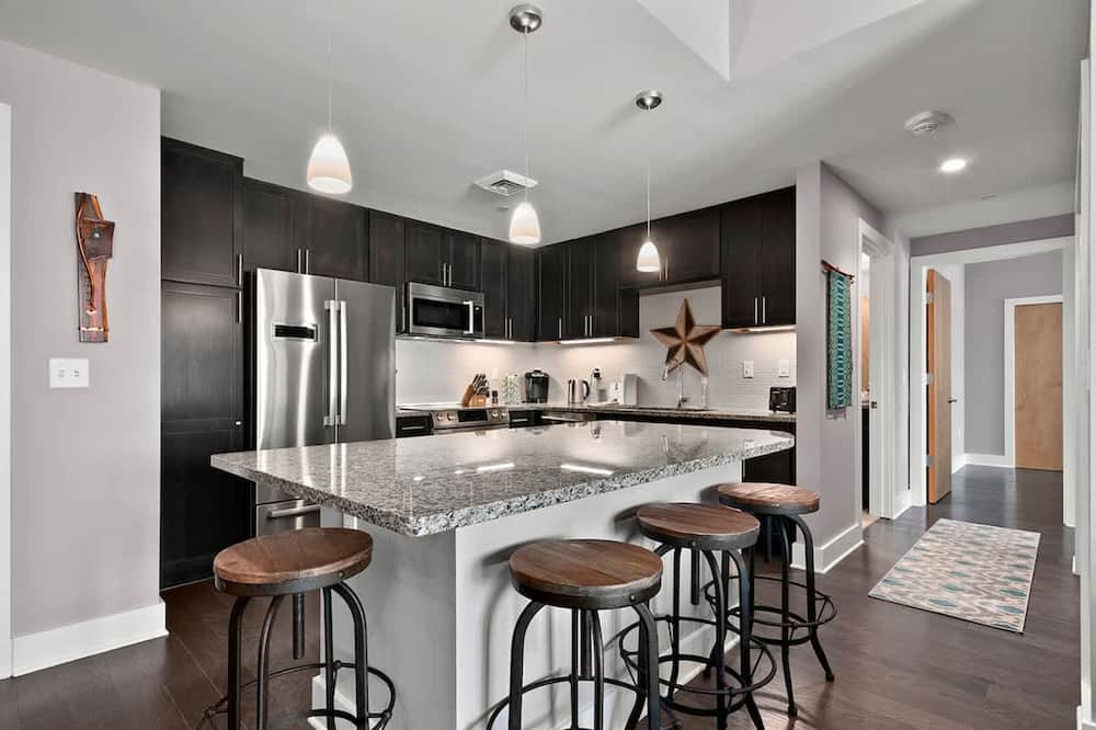 2BR Condo w Balcony Free Tix Walk to Downtown