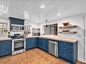 House - Lakefront 4BR w Screened Porch (Lake Lure)