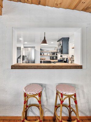 House - Lakefront 4BR w Screened Porch (Lake Lure)