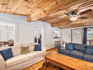 House - Lakefront 4BR w Screened Porch (Lake Lure)