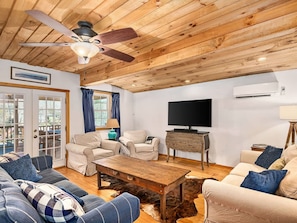 House - Lakefront 4BR w Screened Porch (Lake Lure)