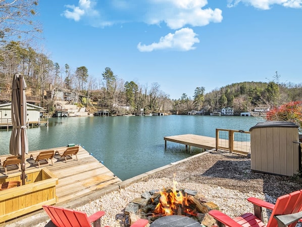 House - Lakefront 4BR w Screened Porch (Lake Lure)