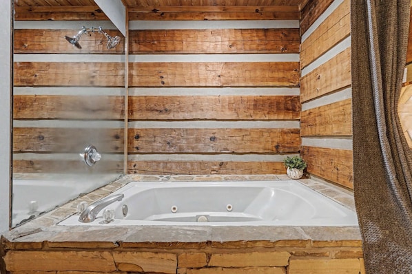 Shower, hair dryer, towels, shampoo - Serene Cabin, Sleeps 8, Screened Porch, Games, Grill (Sevierville)