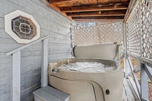 Outdoor spa tub - Serene Cabin, Sleeps 8, Screened Porch, Games, Grill (Sevierville)