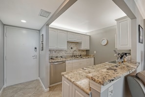 Fridge, microwave, oven, stovetop - Harbor Towers 401 - Tropical Sands Accommodations (Siesta Key)
