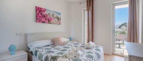 Tabla de planchar con plancha, wifi y ropa de cama