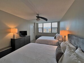 2 bedrooms, iron/ironing board, free WiFi, bed sheets - Harbor Towers 408 - Tropical Sands Accommodations (Siesta Key)
