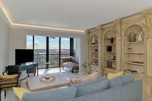 TV, books - Harbor Towers 530 - Tropical Sands Accommodations (Siesta Key)