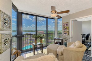 TV, books - Harbor Towers 632 - Tropical Sands Accommodations (Siesta Key)