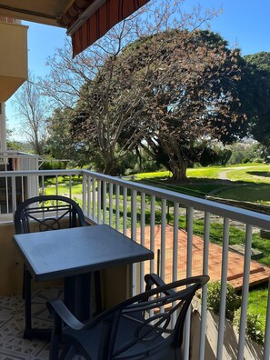 Outdoor dining - Apartment 'Apartamento Aguila' with Shared Pool, Private Terrace and Air Conditioning (Benalmádena)