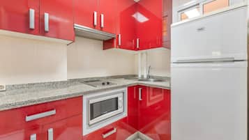 Fridge, oven, stovetop, coffee/tea maker