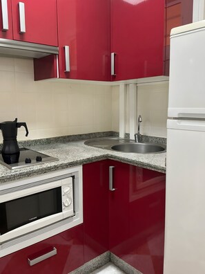 Réfrigérateur, four, plaque de cuisson, cafetière/bouilloire