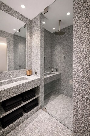 Hair dryer, towels, soap, toilet paper - Luxury Suite Vendome-Opéra (Paris)