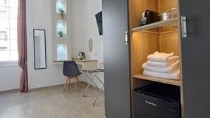 Een moderne kamer met een houten garderobe, een bureau en een stoel.