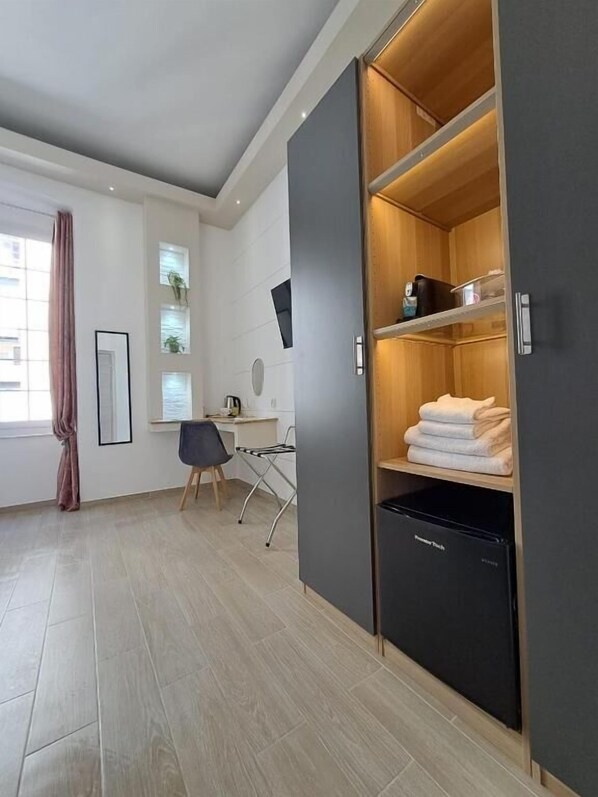 A modern room with a wooden wardrobe, a desk, and a chair. - La Siesta 5 Terre (La Spezia)
