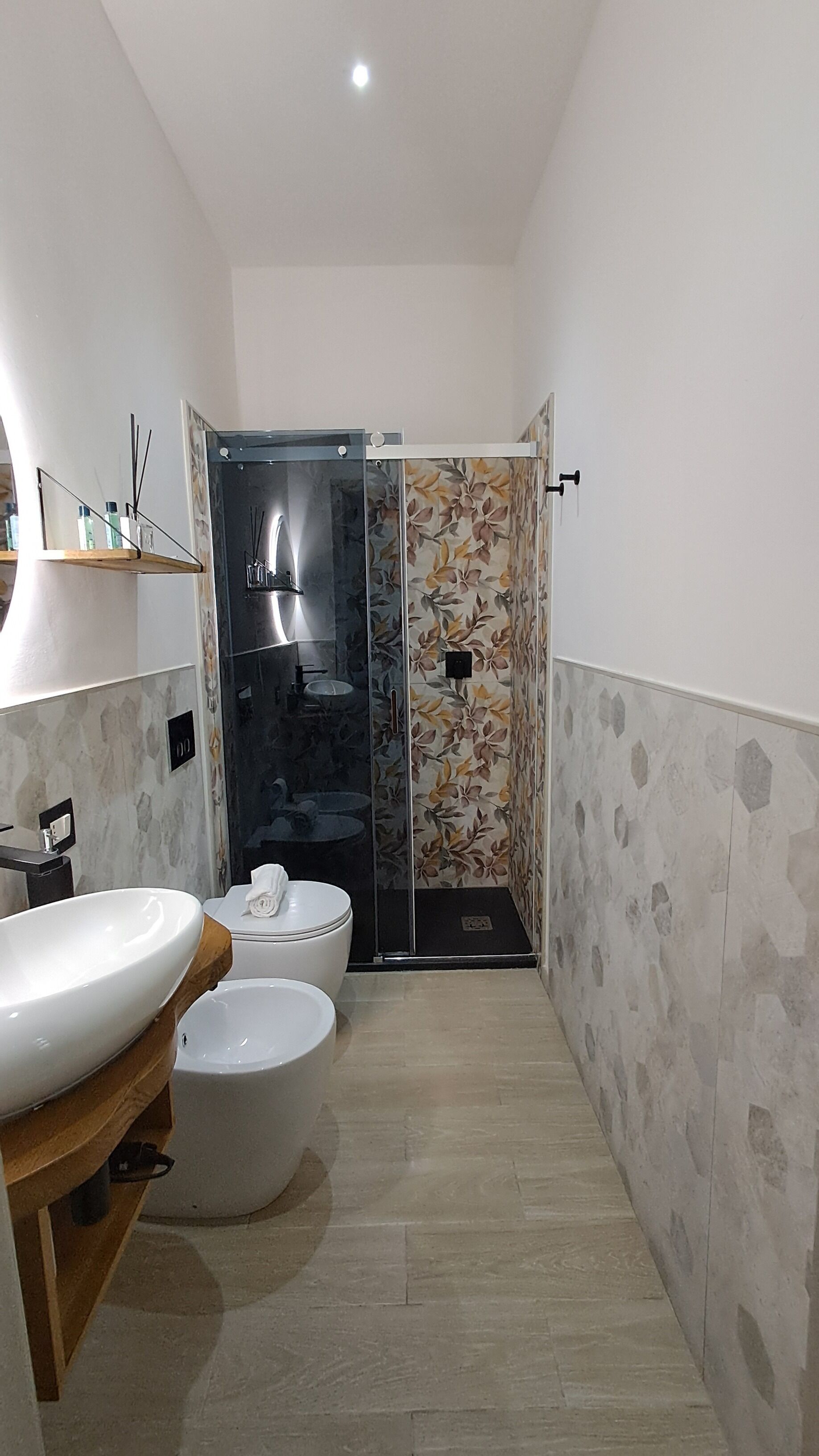 Un baño con lavamanos, inodoro y ducha.