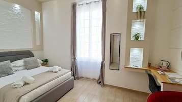 Deluxe dubbelrum - utsikt mot staden | Mörkläggningsgardiner, ljudisolering och strykjärn/strykbräda