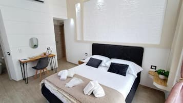 Dobbeltrom, 1 queensize-seng, balkong, byutsikt | Blendingsgardiner, lydisolert, strykejern/-brett og wi-fi (inkludert)