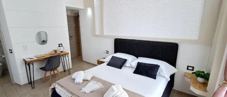 Kamar Double, 1 Tempat Tidur Queen, balkon, pemandangan kota | Tirai kedap cahaya, kedap suara, setrika/meja setrika, dan Wi-Fi gratis