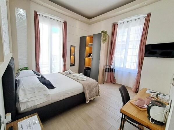 Kamar Double, 1 Tempat Tidur Queen, balkon, pemandangan kota | Tirai kedap cahaya, kedap suara, setrika/meja setrika, dan Wi-Fi gratis