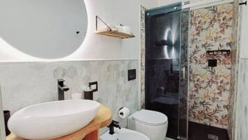 Doppia Deluxe, vista città | Bagno | Pantofole, bidet