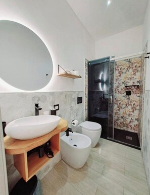 Deluxe tweepersoonskamer, uitzicht op de stad | Badkamer | Pantoffels, een bidet