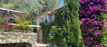 Charming sheepfold and outbuildings/pool 2 steps from the sea. Pets allowed